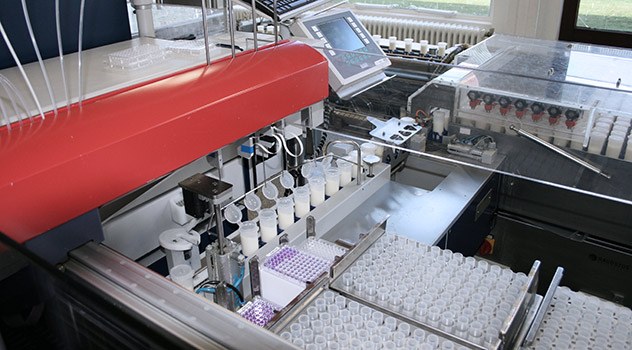 Automated handling of milk samples in raw milk testing laboratories